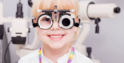dziecko podczas badania okulistycznego
